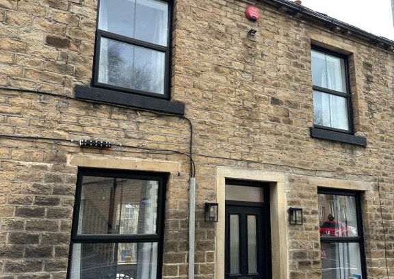 Elland Apartamento | Entire boutique mill cottage