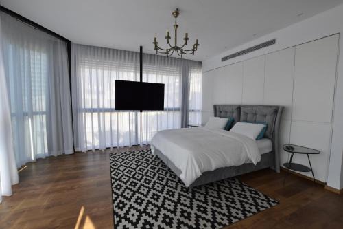 Old North Apartamento | Entire Building 4 Floors! Steps to the beach, right in front of the TLV Port