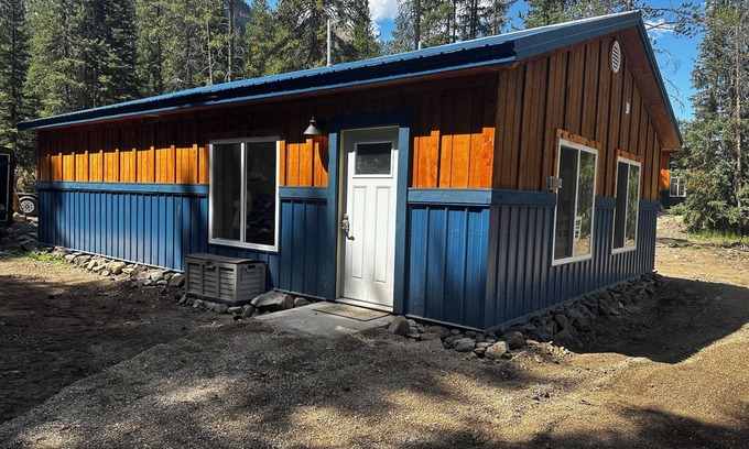 Cooke City-Silver Gate Cabina | Entire Cabin at Woody Falls Trailhead in Cooke City