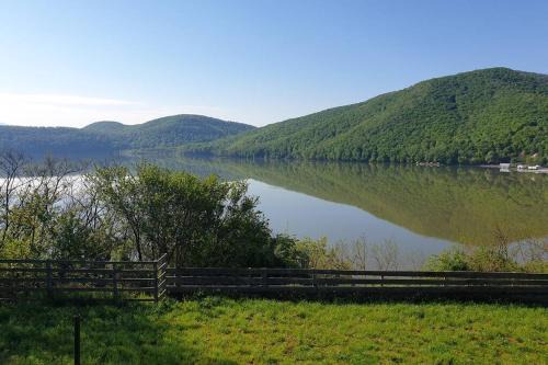 Calinesti-Oas Chalet De Esquí | Entire Chalet, Amazing Panoramic View of Calinesti Oas Lake