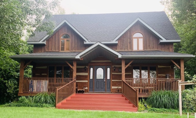Collingwood Chalet De Esquí | Entire Chalet in Prime Location - close to hiking, beaches, golf, trails & more!
