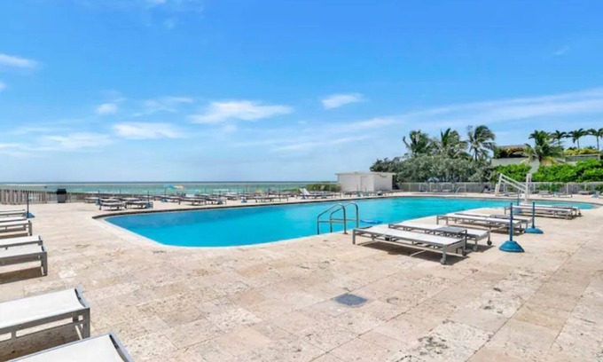 Sunny Isles Beach Complejo | Entire condo unit located beachfront in beautiful Sunny Isles Beach.