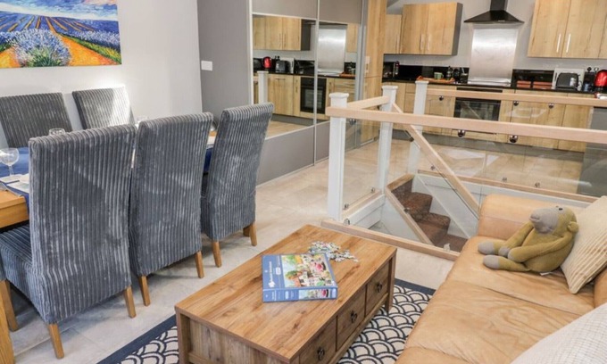 Coventry Cabaña | Entire cottage close to Coventry city centre. 4 en-suite bedrooms, gated parking