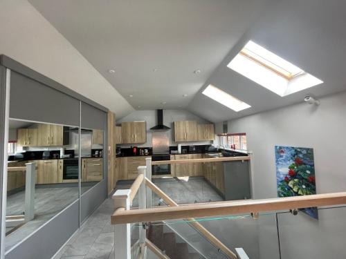 Coventry Casa | Entire cottage close to Coventry City Centre with 4 en suite bedrooms and gated parking