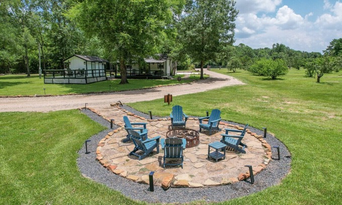 Montgomery Cabaña | Charming Cottage 7+ Acres & Pond