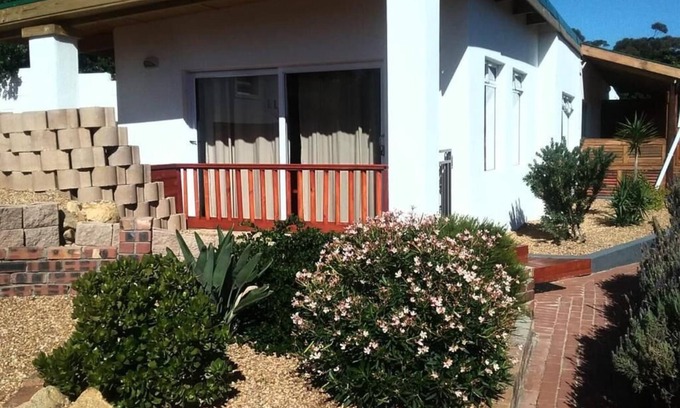 Helderberg Rural Cabina | ENTIRE cozy farm resort with a ocean view right out side your terrace W/4 BDRM