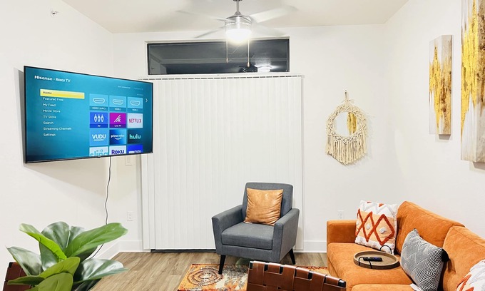 Gateway Apartamento | Entire Cozy Modern Get-Away (Arboretum/Domain)