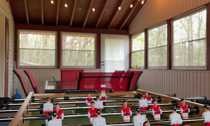 Long Pond Chalet De Esquí | Entire Cozy Pocono Chalet with fireplace, Firepit BBQ and games