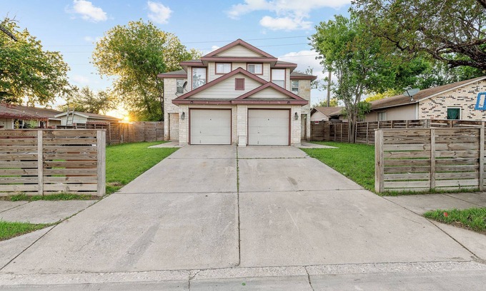 Franklin Park Casa | Entire Duplex - 10 Min From Downtown - Sleeps 20