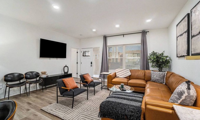 North Hyde Park Casa | Entire Duplex (2 Units) in Midtown 6 bds, 6 Bths