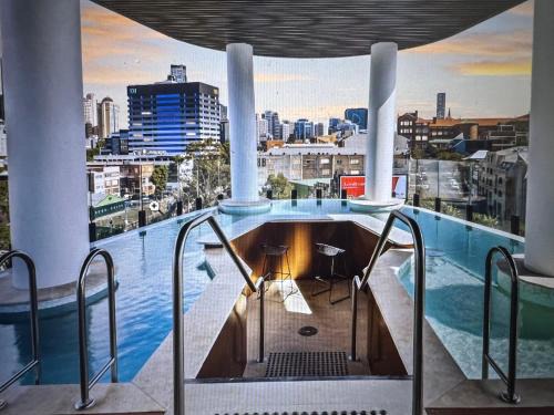 Fortitude Valley Apartamento | Entire flat w infinity pool and 5m walk to Fort Valley station