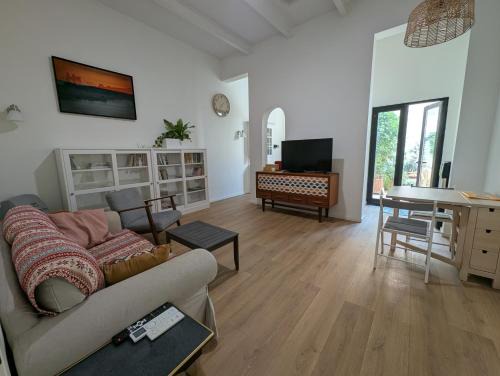 Cospicua Apartamento | Entire floor with back yard