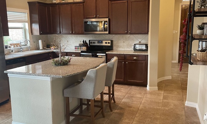 Leander Casa | Entire Home, 2,000 sq ft with Outdoor Hot Tub, 15 min North of Austin, TX