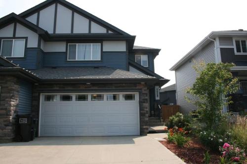West Edmonton Casa | Entire Home AC 4Beds Sleeps 8 Double Garage Near WEM Free Wifi & Netflix