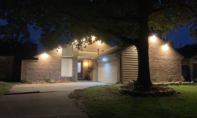 George Bush Park/Eldridge Casa | Entire Home , Beautiful Cozy Home Located In Asian Town , South West Houston .