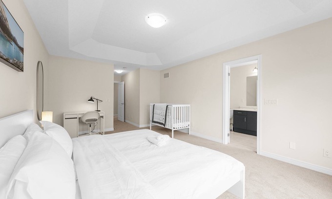 Kitchener Casa | Entire Home Get Away/65"TV/PingPong/9Bed/3 Parking