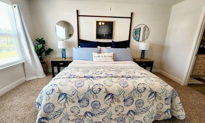 Thomas Drive Casa | ENTIRE HOME- Gorgeous 3br Townhome Pool, Grill, WD, 2 FREE drive up spaces Sleeps 6 Close to everything PCB! Free WiFi