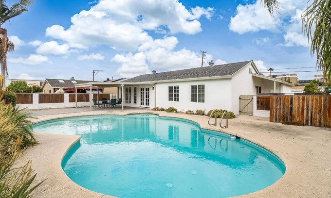 Grantville Casa | Entire home, Heated Pool, Free Parking, WiFi, Family Neighborhood!