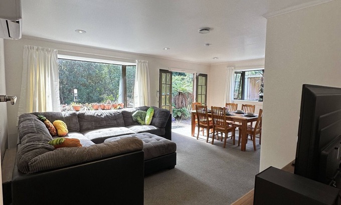 Dunedin Casa | Entire Home in Quiet Dunedin Suburb