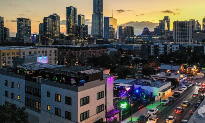 East Cesar Chavez Casa | Todo el hotel de suites en la calle 6; Excelente ubicación, ideal para viajes en grupo