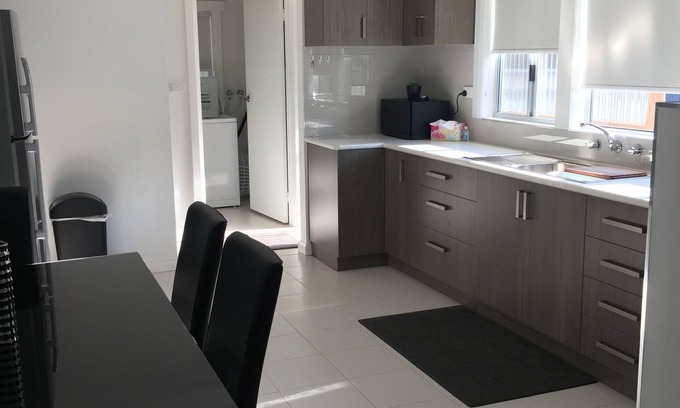 Strahan Casa | Entire House 3 bedrooms, 5 minute walk to town centre and 1 minute to beach
