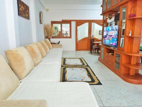 Phra Khanong Casa | Entire House for 16 people - Walking Distance from BTS Onnut