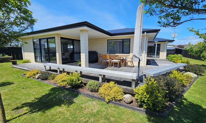 Motuoapa Casa | Entire House in Motuoapa - 3 mins to the stunning Lake Taupo. Dog friendly!