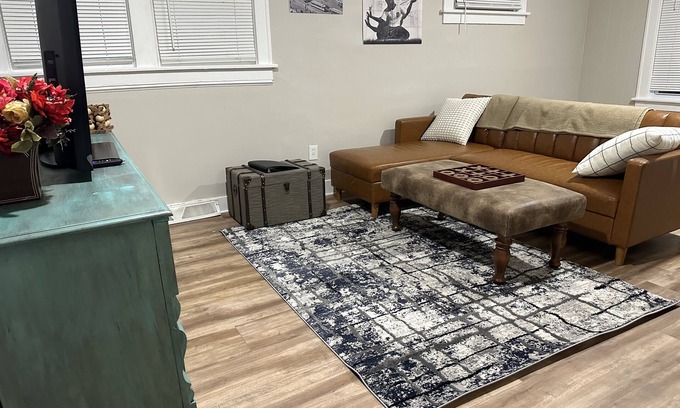 Hazel Park Casa | Entire house Spacious & Clean for 9. Close To Everything! with WiFi