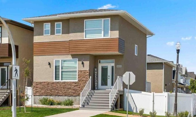 Regina Apartamento | Entire house to yourselves - NO basement sharing