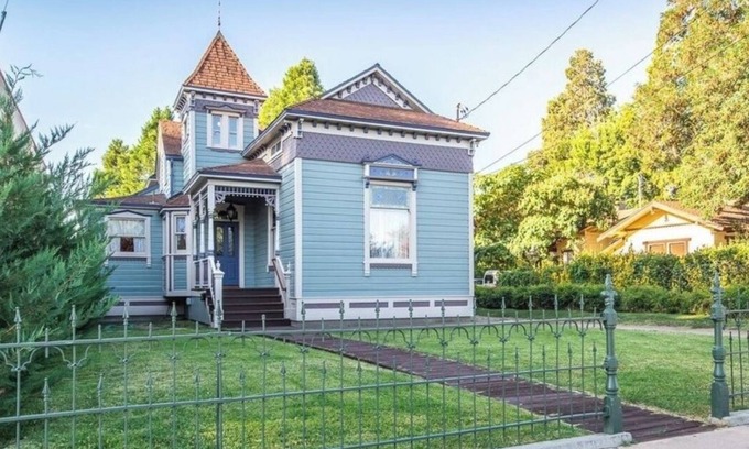 Bishop Casa | Entire Luxury 3 bedroom Victorian Home ready for your Sierra Vacation