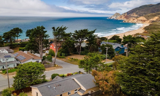 Montara Casa | Entire Ocean View Home – Walk to the Beach, Trails, Restaurants & More