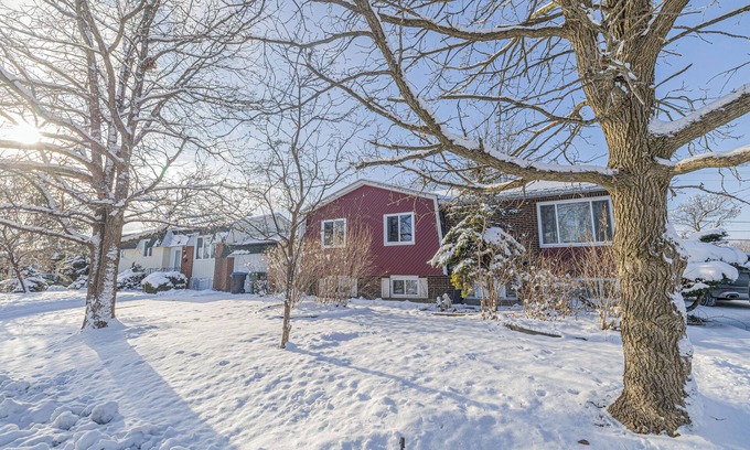 Chambly Casa | Entire Renovated 5BDR House in Chambly, ALL NEW! Swimming pool
