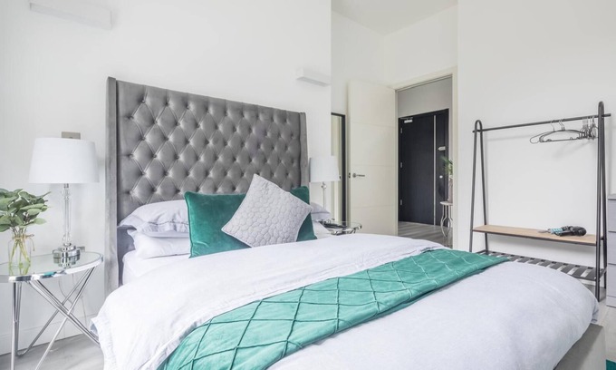 Great Linford Apartamento | Entire rental unit in Linford Wood