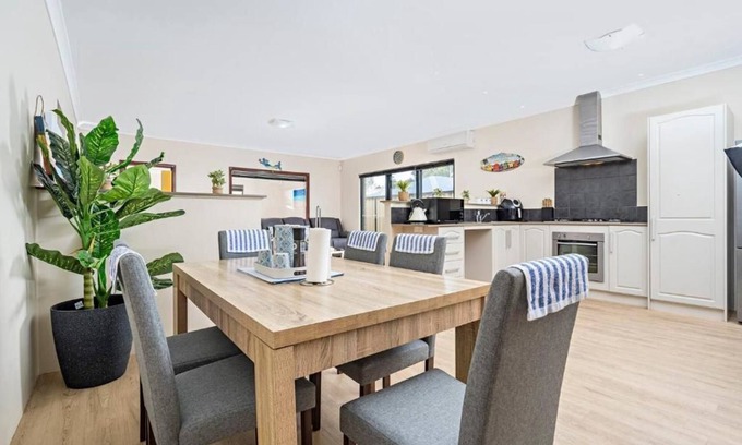 Beachlands Casa | Entire Spacious 4 BR Home near Beach, Foreshore, City Centre- Fantastic Location