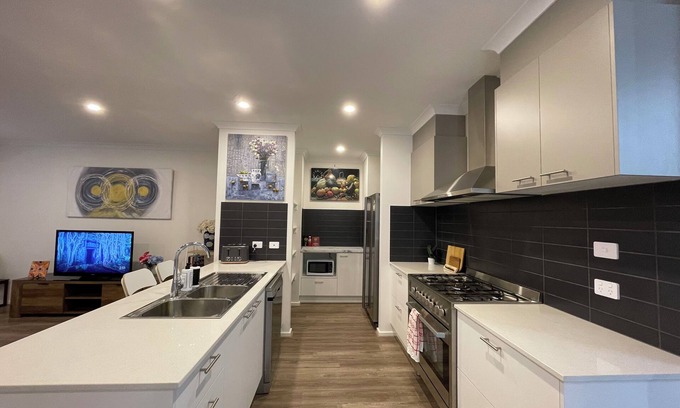 Wallan Casa | Entire Spacious Modern 5 bedroom Family friendly home in Wallan