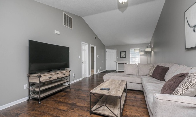 National Hills Casa | Entire Town Home on Quiet Block