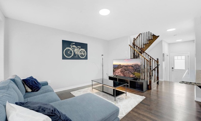 Kitchener Casa | Entire Two Storey+4 Bed+Ping-Pong+65" TV+Enclosed Backyard
