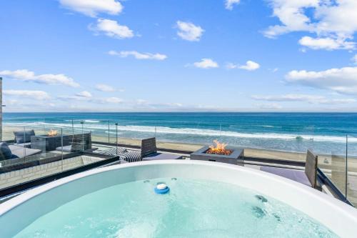 Mission Beach Casa | Entire Upper Oceanfront Masterpiece with Rooftop