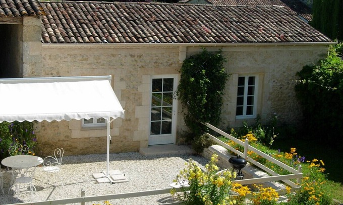 Leogeats Casa | Entre Vigne et Forêt, Gîte Pour 4 Personnes. Piscine. Animaux Acceptés