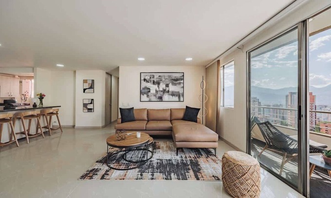 Lalinde Apartamento | EP| Modern Apt W/AC, Workspace, Pool, Balcony