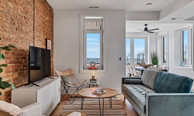 Chicago Apartamento | Epic Lake Views Await You - You Will WANT to Wake up Early for the Sunrise by AllSet Turnover