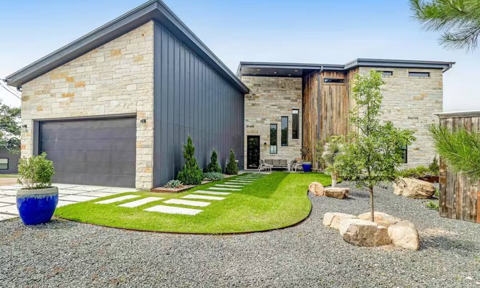 Burnet Casa | Epic Lakefront Escape/Infinity Pool & Nonstop Vibe