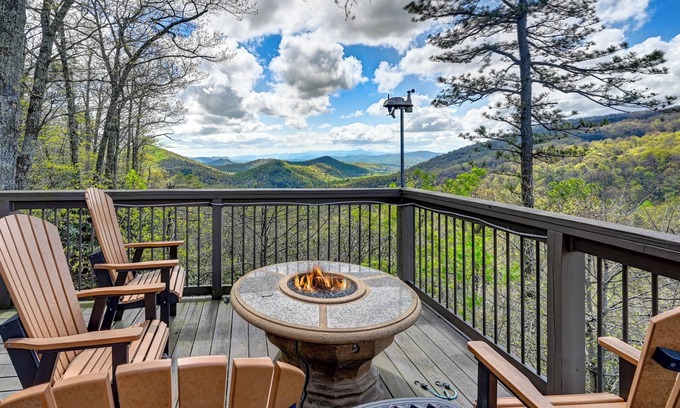 Fairview Cabina | Epic Mtn Views/Near AVL/Deck/Firepit/Modern Cabin