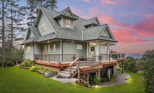 Gold Beach Casa | Epic ocean views at this private retreat just minutes from the beach