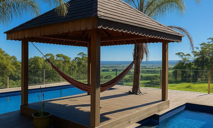 Trafalgar East Casa | Epic Retreat with Pool, Sauna, Cinema, Firepit & More – Sleeps 28