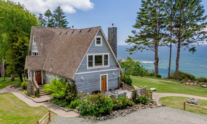 Trinidad Casa | Epic view on ocean bluff, pickleball, park-like yard, fast WiFi, Craftsman home
