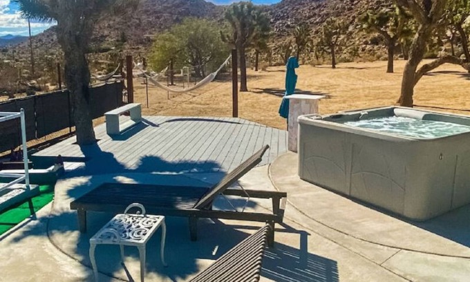 Joshua Tree Casa | Epic Views, Huge House, Acres of J-Trees to explore + Hot Tub, Pool, AC & Golf!