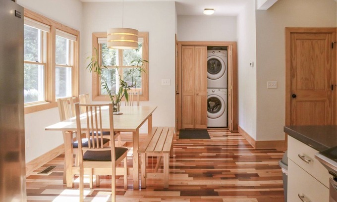 Asheville Casa | Vistas épicas a la montaña, 6. 5 millas del centro de la ciudad, patio grande, casa nueva inmaculada,