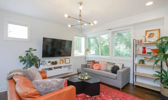 Historic Waverly Casa | Stylish 4BD|4 BA Modern Home 8th Ave South - Walk to Coffee, Food, Music