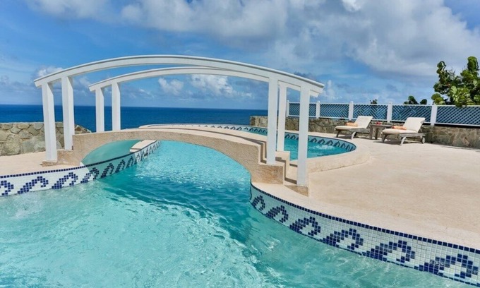 Sea Breeze Hills Villa | Fascinantes vistas al mar, villa moderna, piscina y terraza en la piscina, bar en la piscina, Cap Estate, wifi gratis